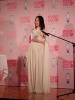 エビアン２００周年・新ボトルメディア発表会に水の精をイメージしたドレスで出席した中谷美紀