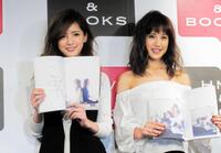 スタイルブックを手に笑顔の藤井萩花（左）と夏恋＝２０１６年