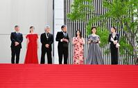 レッドカーペットにそろい踏みとなった真矢ミキと大地真央（右から１、２人目）＝２０日