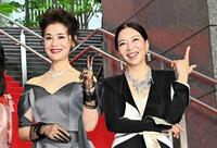 レッドカーペットにそろい踏みとなった真矢ミキ（右）と大地真央＝２０日
