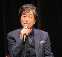 笑顔でトークする中村雅俊