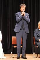 報道陣へあいさつする中村雅俊
