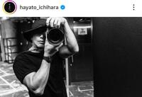 カメラを構えただけでこの筋肉！市原隼人のインスタグラム＠ｈａｙａｔｏ＿ｉｃｈｉｈａｒａ（２５年１１月２９日付）より