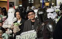 スター・ウォーズのファンたちと笑顔を浮かべた川村壱馬（左）と阪口周平
