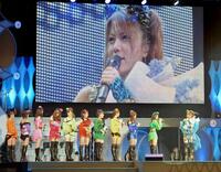 卒業セレモニーでモー娘。メンバーから花束を受け取る田中れいな（右端）＝２０１３年５月２１日