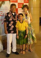 ２０１２年、イベントに孫の百々果ちゃん、娘のアンナと登場した梅宮辰夫さん