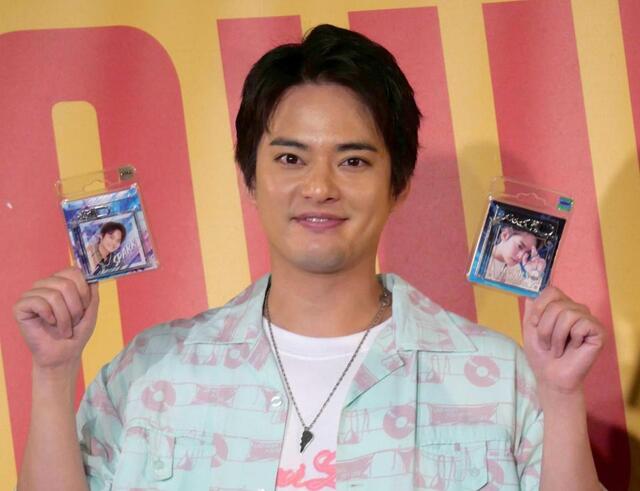 ＣＤの４分の１サイズのミニジュエルキーホルダーを手に笑顔を浮かべる中山優馬