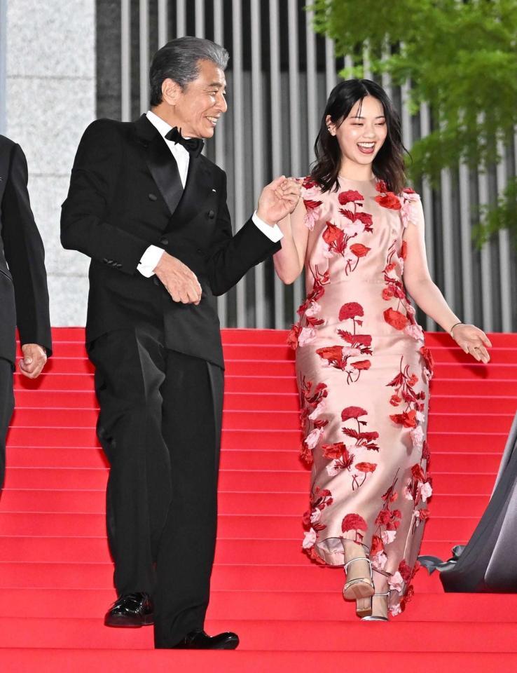 西野七瀬（右）をエスコートする舘ひろし（撮影・開出牧）