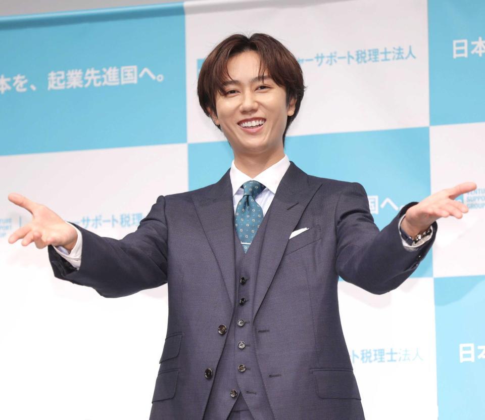 笑顔で両手を広げる阿部亮平（撮影・西岡正）