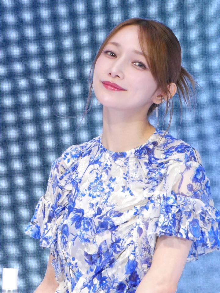 撮影に応じる後藤真希