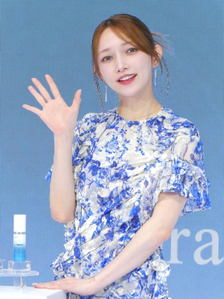 手を振る後藤真希