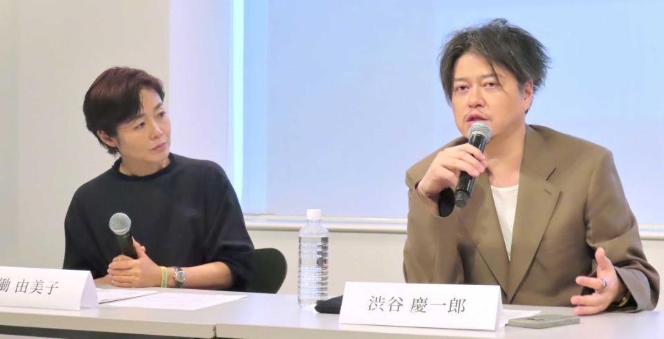 会見する有働由美子（左）と渋谷慶一郎氏