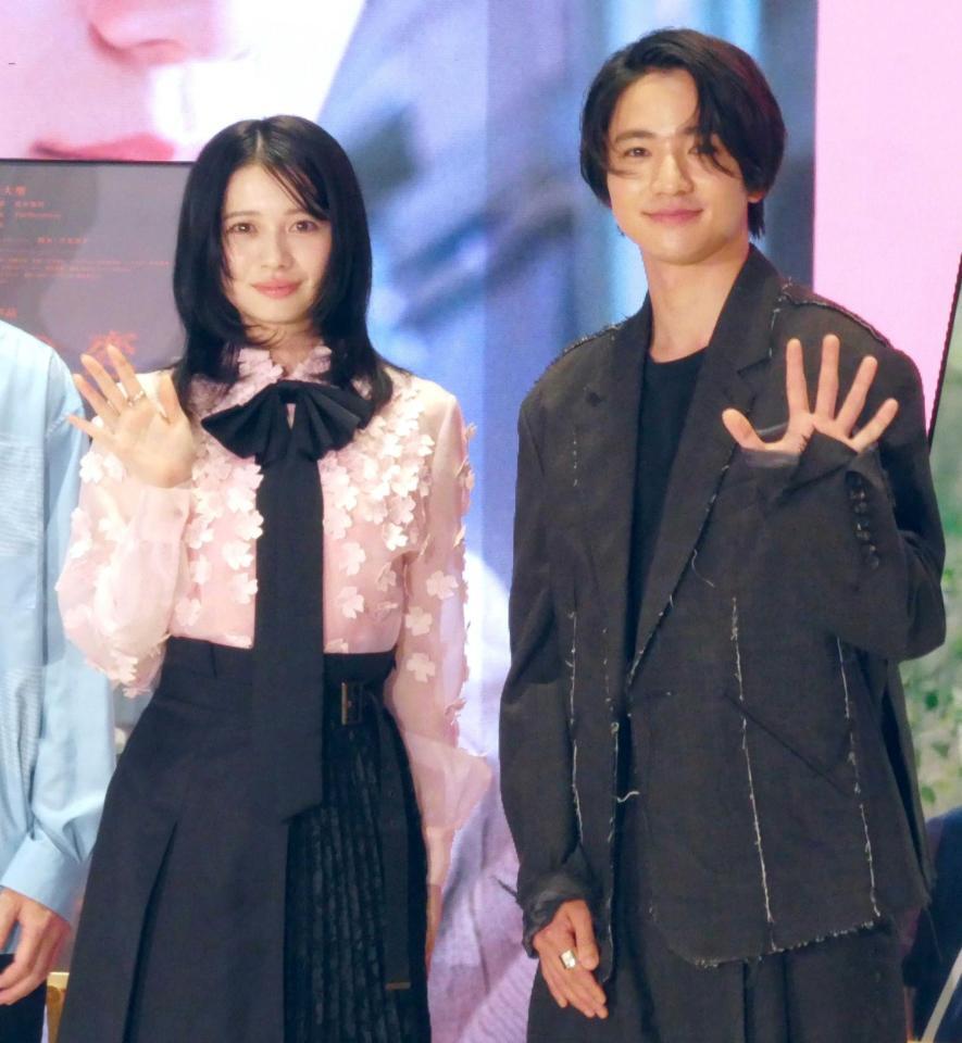 桜田ひより（左）と木戸大聖