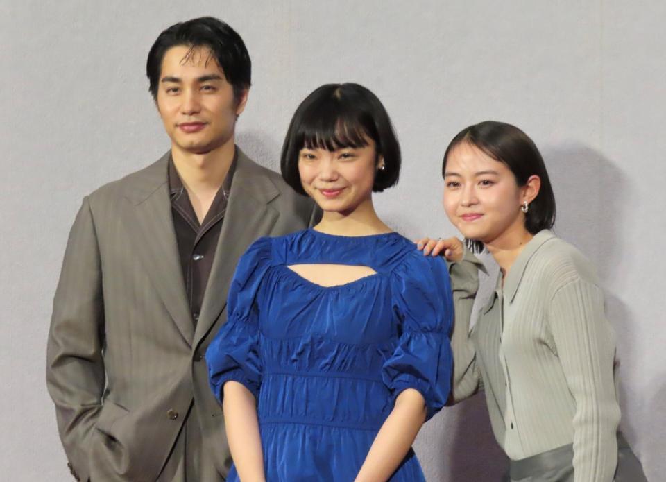 （左から）中村蒼、古川琴音、伊藤万理華