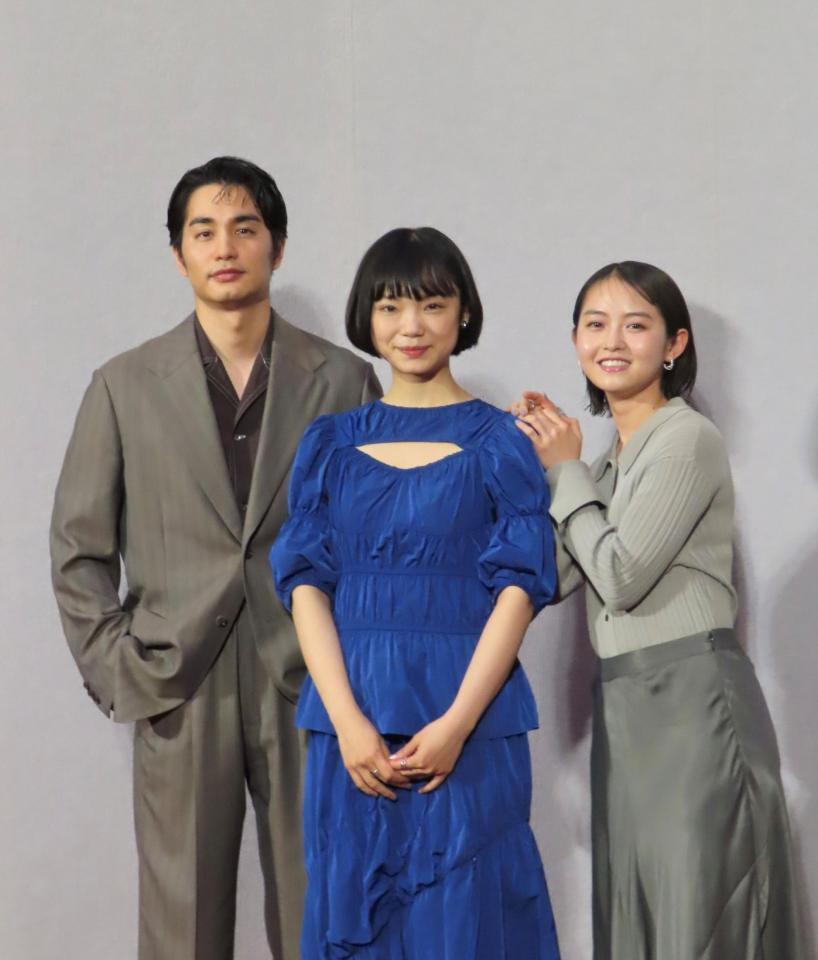 （左から）中村蒼、古川琴音、伊藤万理華