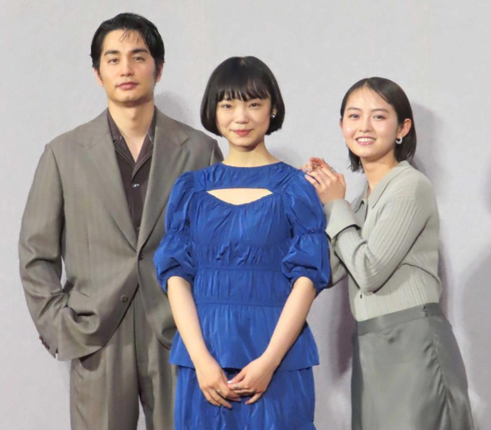 （左から）中村蒼、古川琴音、伊藤万理華