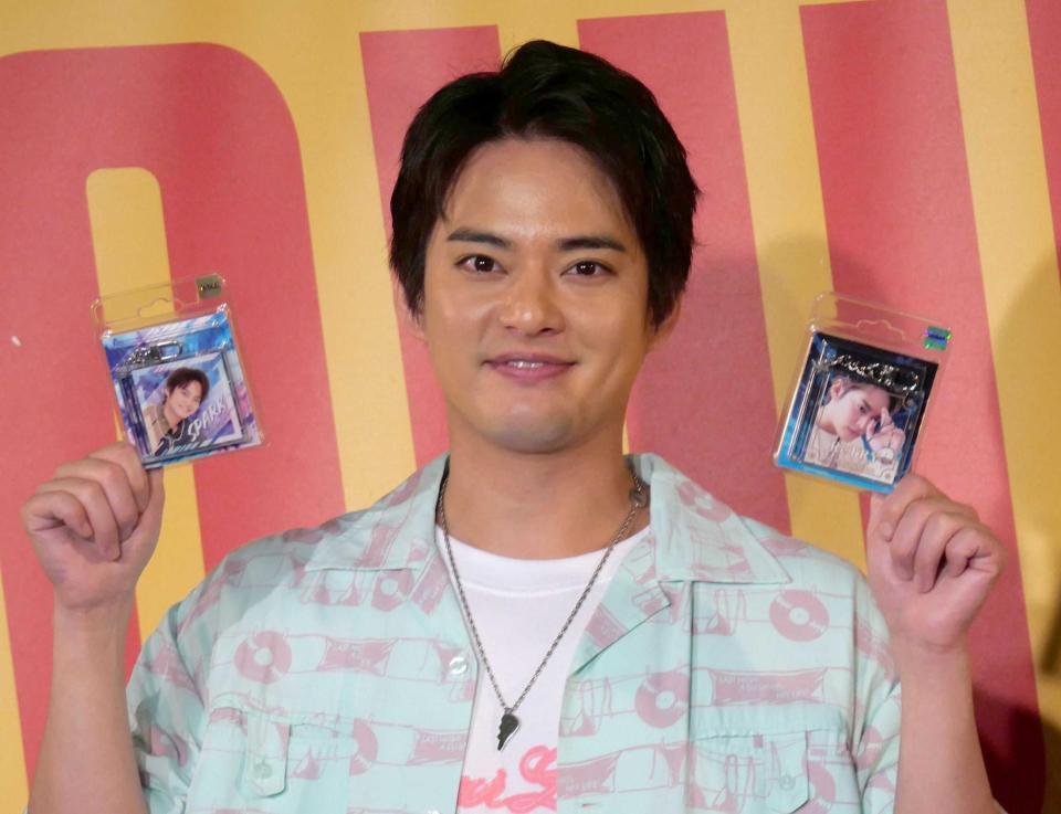 ＣＤの４分の１サイズのミニジュエルキーホルダーを手に笑顔を浮かべる中山優馬
