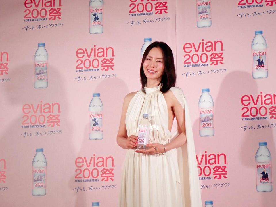 エビアン２００周年・新ボトルメディア発表会に水の精をイメージしたドレスで出席した中谷美紀