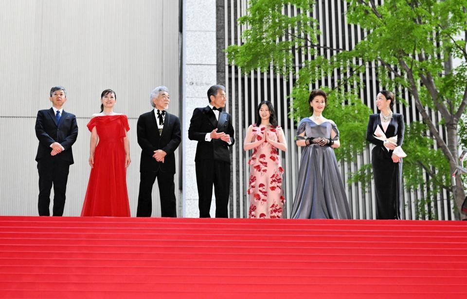 レッドカーペットにそろい踏みとなった真矢ミキと大地真央（右から１、２人目）＝２０日