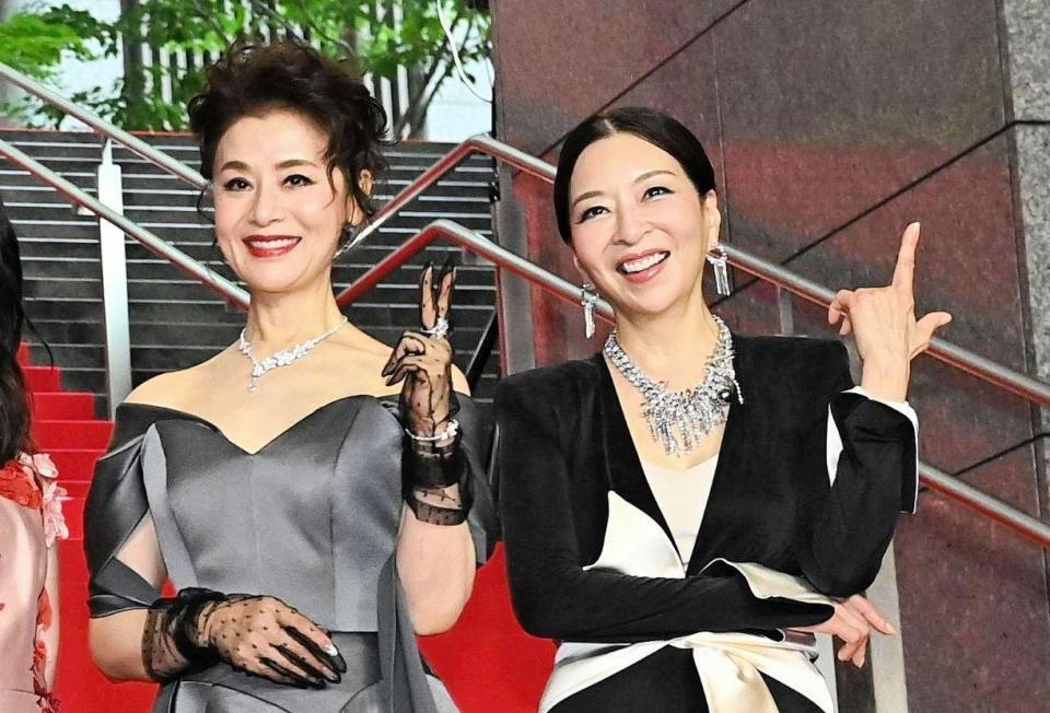 レッドカーペットにそろい踏みとなった真矢ミキ（右）と大地真央＝２０日