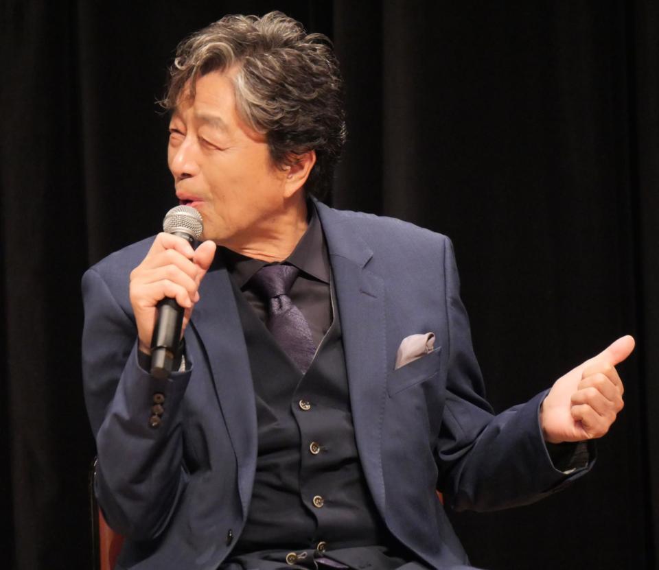 笑顔でトークする中村雅俊