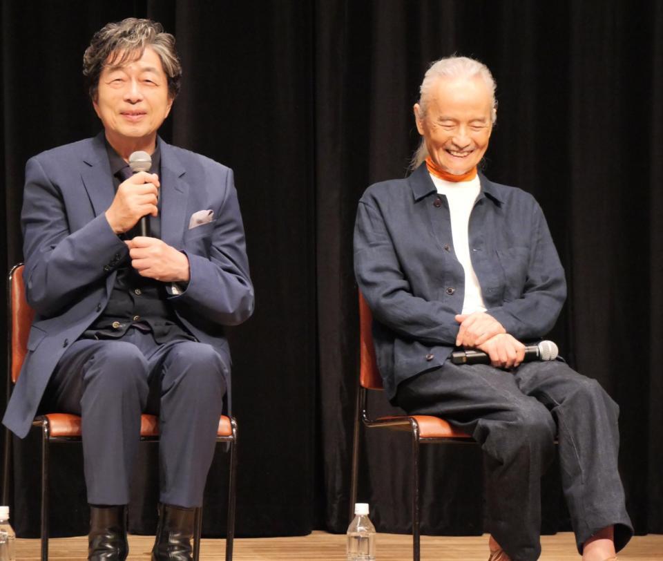 笑顔でトークする中村雅俊（左）と秋野太作