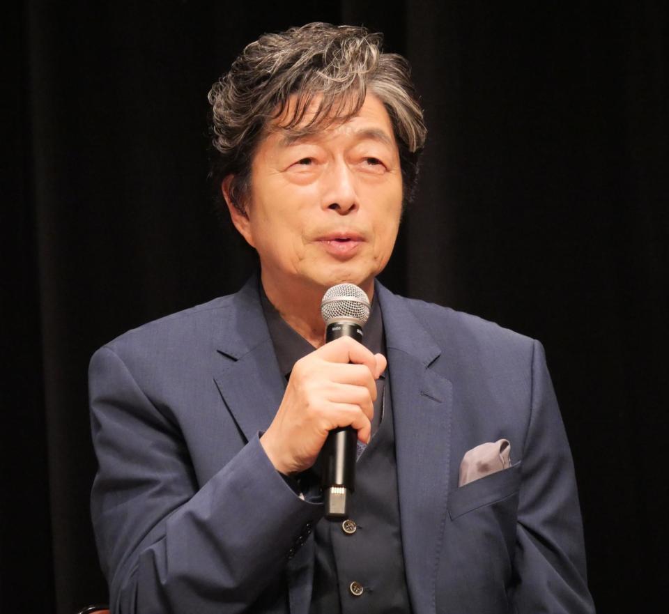 報道陣からの質問に丁寧に答える中村雅俊