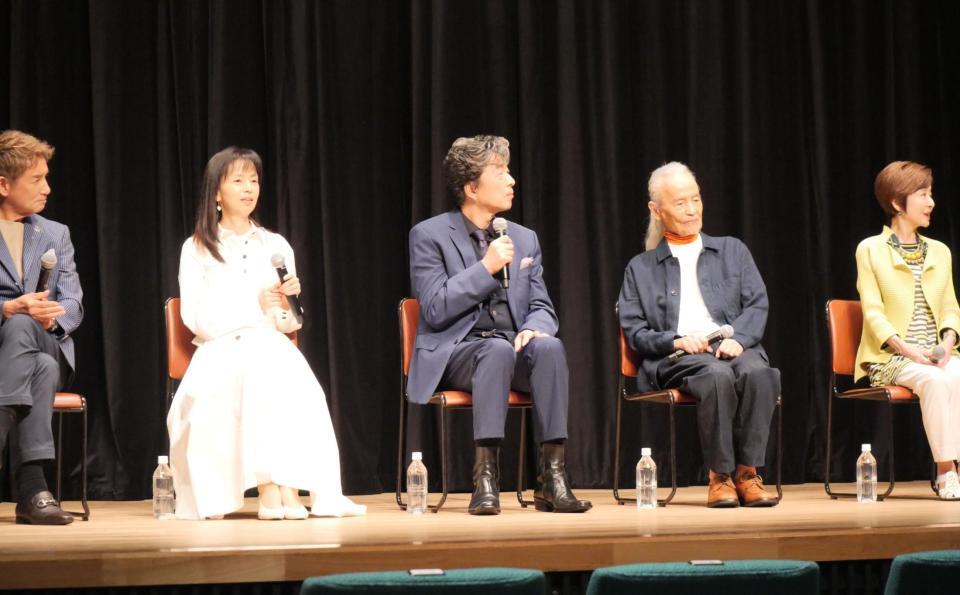 取材会に出席した（左から）田中健、岡田奈々、中村雅俊、秋野太作、上村香子