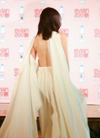 　白いドレスで登場した中谷美紀