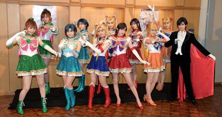 　美少女戦士を演じる（前列左から）能條愛未、伊藤理々杏、山下美月、高山一実、樋口日奈（後列左から）梅澤美波、渡辺みり愛、井上小百合、寺田蘭世、中田花奈とタキシード仮面の石井美絵子（前列右端）