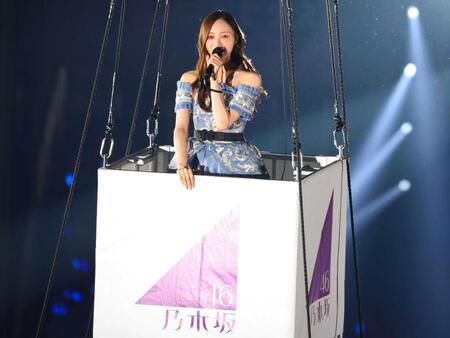 　パフォーマンスで盛り上げる乃木坂４６の梅澤美波（Ｃ）乃木坂４６ＬＬＣ