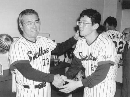 落合博満を再逆転し首位打者を獲得したヤクルト・古田敦也（右）を祝福する野村克也監督＝１９９１年