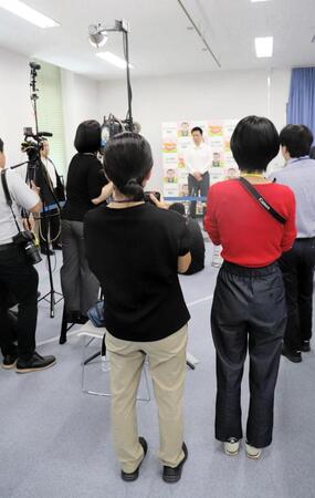 記者団の取材に応じる吉村洋文氏＝大阪府庁