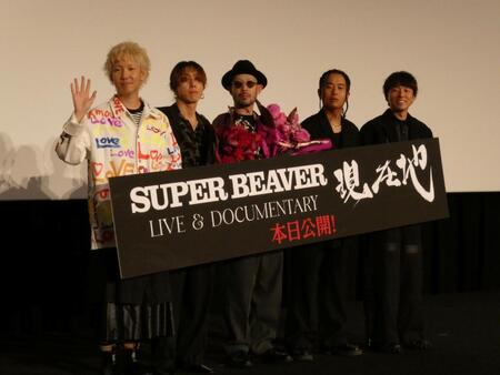 撮影に応じる（左から）柳沢亮太、渋谷龍太、藤原”３７才”広明、上杉研太、若菜俊哉監督
