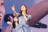 パフォーマンスで盛り上げる乃木坂４６の梅澤美波©乃木坂４６ＬＬＣ