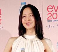 　エビアン２００周年・新ボトルメディア発表会に水の精をイメージしたドレスで出席した中谷美紀