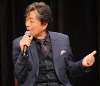 笑顔でトークする中村雅俊