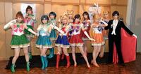 　美少女戦士を演じる（前列左から）能條愛未、伊藤理々杏、山下美月、高山一実、樋口日奈（後列左から）梅澤美波、渡辺みり愛、井上小百合、寺田蘭世、中田花奈とタキシード仮面の石井美絵子（前列右端）