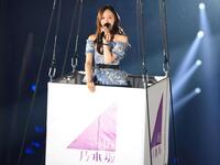 　パフォーマンスで盛り上げる乃木坂４６の梅澤美波（Ｃ）乃木坂４６ＬＬＣ