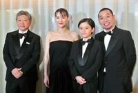 公式上映後、取材に応じる（左から）是枝裕和監督、綾瀬はるか、桒木里夢、大悟（共同）