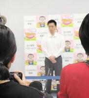 記者団の取材に応じる吉村洋文氏＝大阪府庁