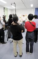 記者団の取材に応じる吉村洋文氏＝大阪府庁