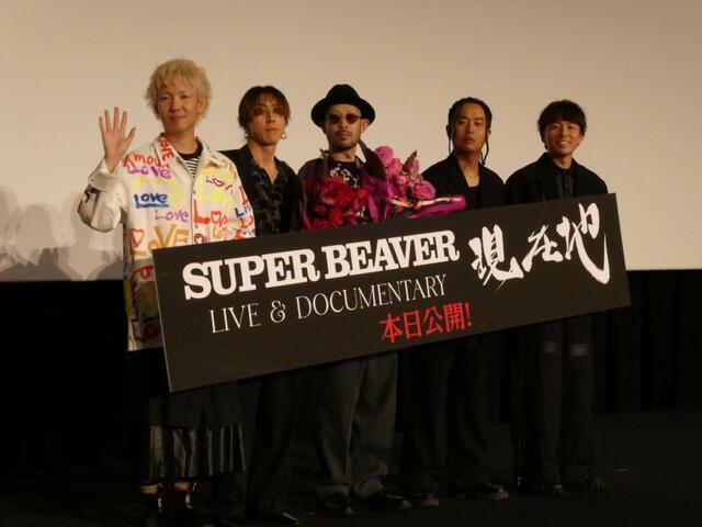 撮影に応じる（左から）柳沢亮太、渋谷龍太、藤原”３７才”広明、上杉研太、若菜俊哉監督