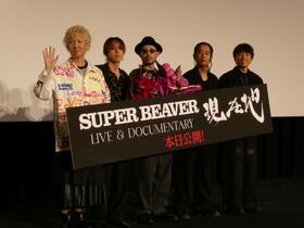 撮影に応じる（左から）柳沢亮太、渋谷龍太、藤原”３７才”広明、上杉研太、若菜俊哉監督