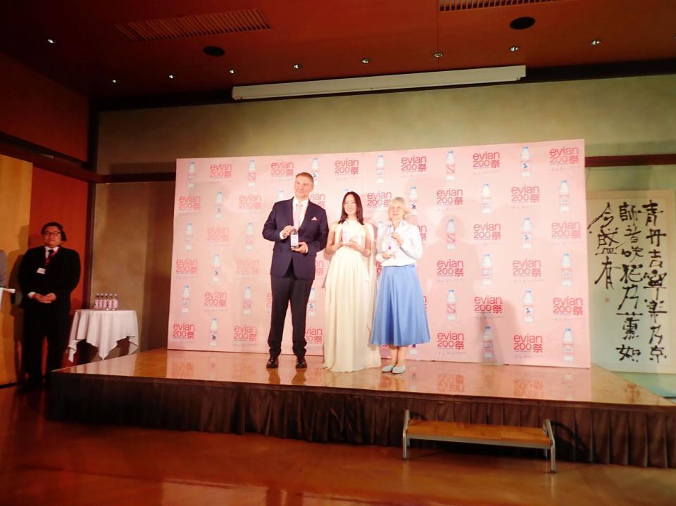 エビアン２００周年・新ボトルメディア発表会に出席した中谷美紀（中）。右はベアトリス・ル・フラペール・デュ・エレン駐日フランス大使、左はダノン日本・ＡＰＡＣゾーンディレクターのコンラッド・コワリク氏