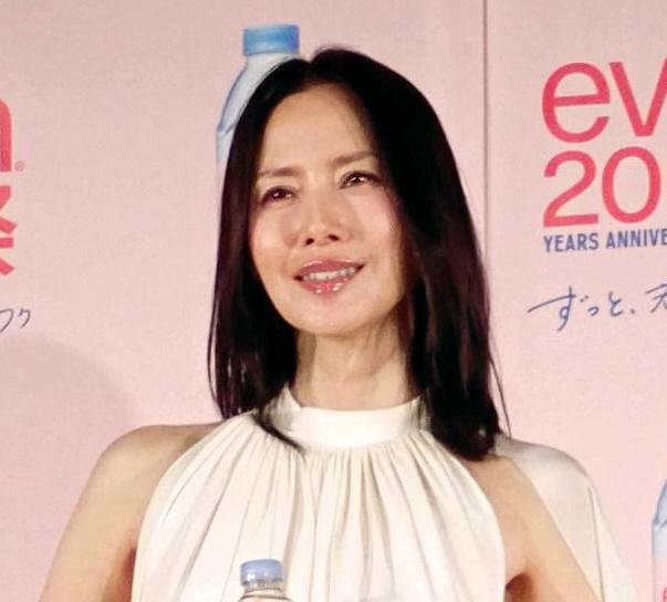 　エビアン２００周年・新ボトルメディア発表会に水の精をイメージしたドレスで出席した中谷美紀