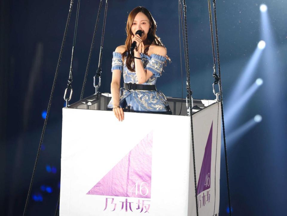 　パフォーマンスで盛り上げる乃木坂４６の梅澤美波（Ｃ）乃木坂４６ＬＬＣ