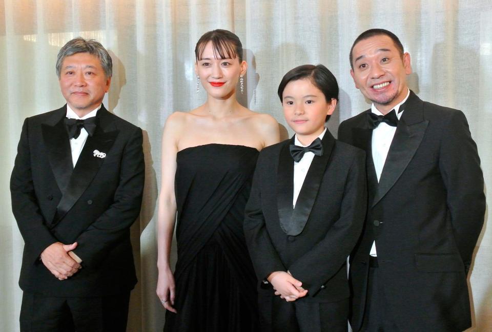 公式上映後、取材に応じる（左から）是枝裕和監督、綾瀬はるか、桒木里夢、大悟（共同）