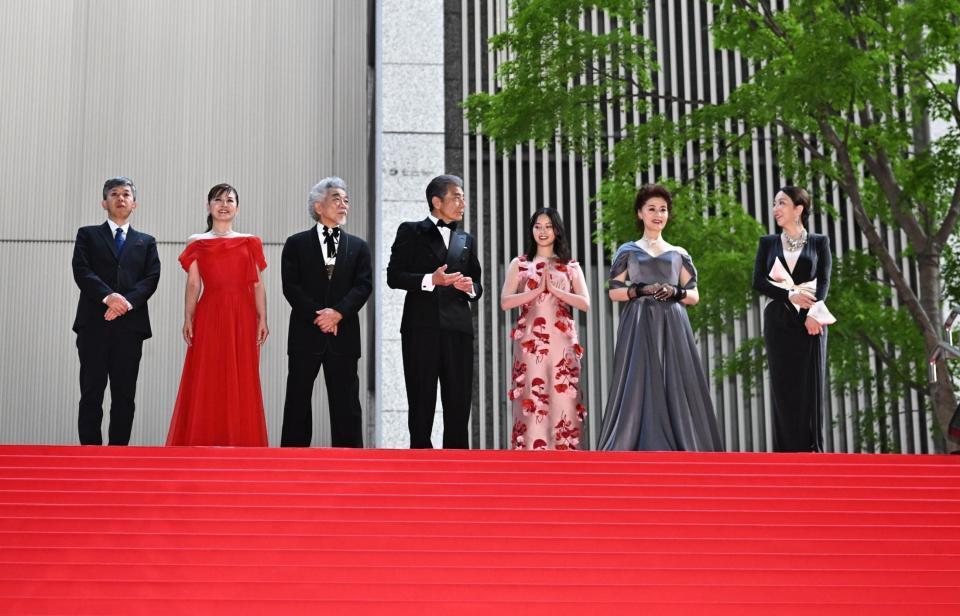 レッドカーペットに登場した（左から）河合勇人監督、南野陽子、宇崎竜童、舘ひろし、西野七瀬、大地真央、真矢ミキ＝東京・ユナイテッド・シネマ豊洲（撮影・開出牧）
