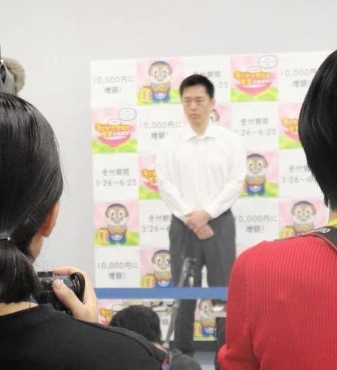 記者団の取材に応じる吉村洋文氏＝大阪府庁